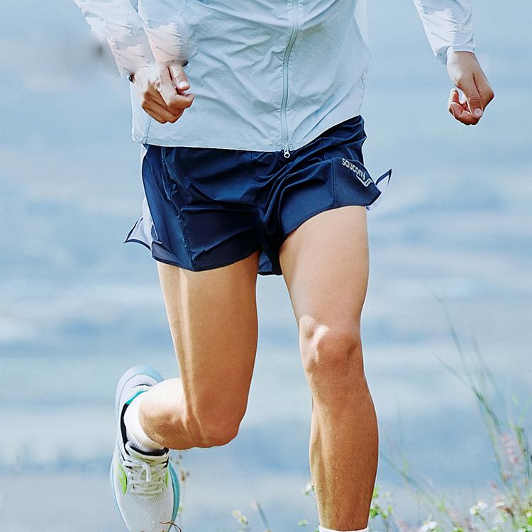 SAUCONY Однотонные шорты спортивные средней посадки с прямыми штанинами и логотипом для мужчин, цвет океанский синий SC2239060-1