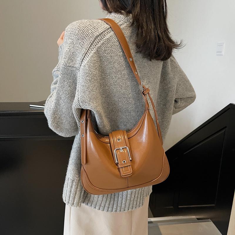 Underarm bag women's 2025 new high-end sense foreign style women's niche design oily leather fashion explosion shoulder messenger bag