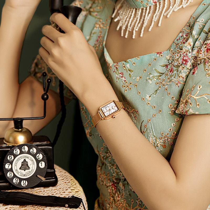 Маленькие квадратные часы Новые женские часы British Niche Retro Square Plate Malachite Texture Маленькие зеленые часы