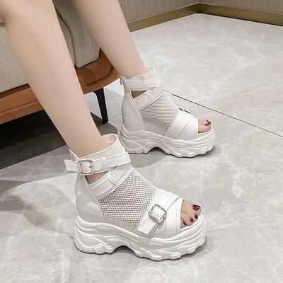 Римские сандалии женские летние новые стильные с пряжкой на ремне скошенный каблук толстая подошва внутренняя увеличивающая рост дырка полая сетка дышащие папины крутые ботинки