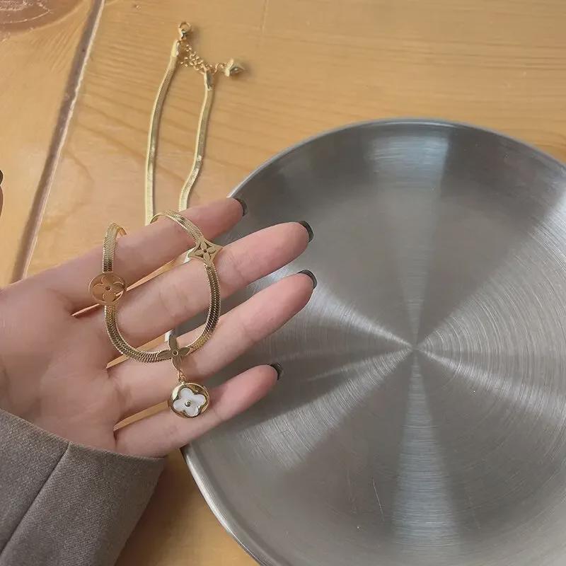 Ожерелье с четырьмя листами клевера: Элегантный и стильный дизайн в японском и корейском стиле