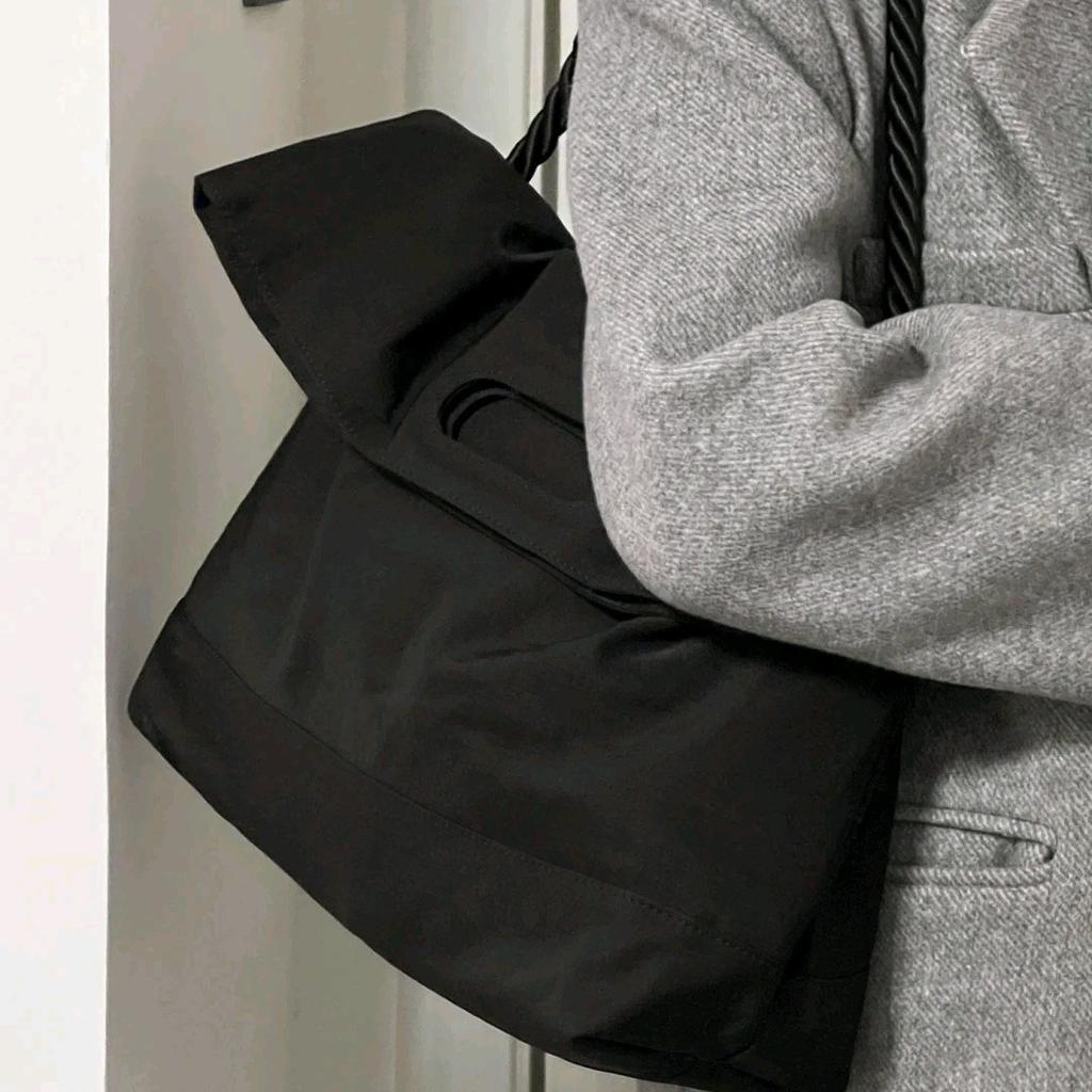 Сумка женская 2025 новая темная большая вместительная нейлоновая парусиновая сумка-тоут нишевая высококлассная текстура универсальная сумка через плечо