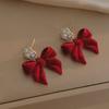 Новогодние серьги-бантики цвета бордовой камелии 2024 для женщин: Модный аксессуар на осень/зиму