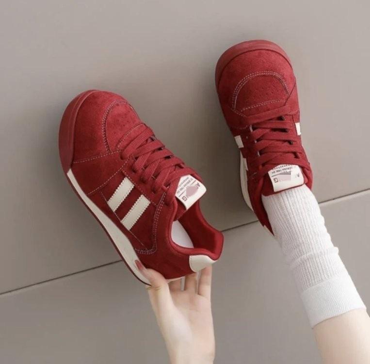 Versatile thick baseplate shoes women's 2026 autumn and winter new super fire inner height increase moral training shoes sports leisure bread shoes