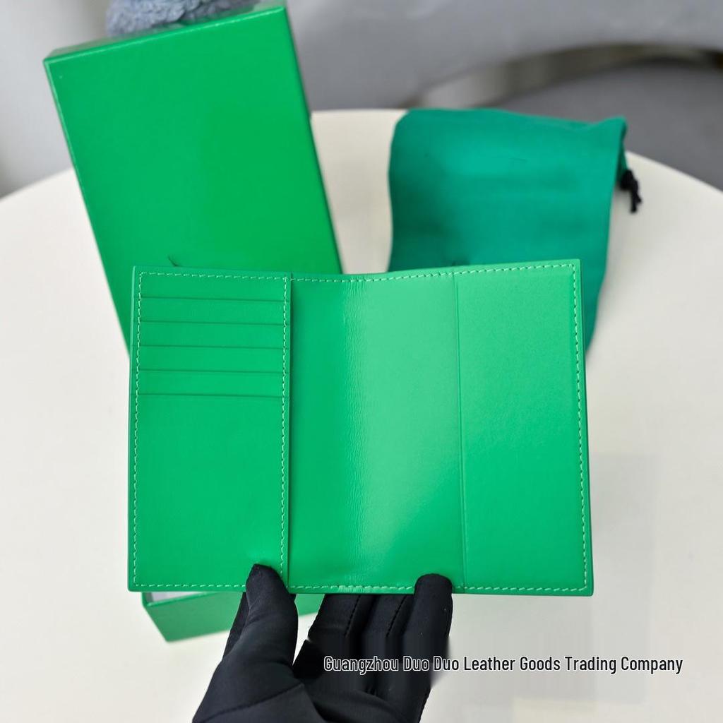 Двустворчатый кошелек из натуральной кожи с ромбовидным тиснением, отделениями для множества карт и держателем для паспорта