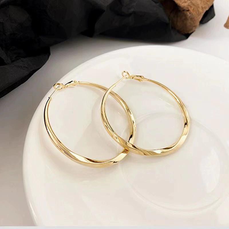 Good Jewelry Gifts Round Elegant Style Hoop Earrings Vintage Arge Hollow Jewelry For Women Fashion