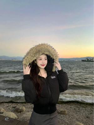 Женский пуховик в американском стиле с приталенным силуэтом для зимы 2025 - Короткий, стройнящий, 90% пух белой утки, теплая куртка для осени/зимы