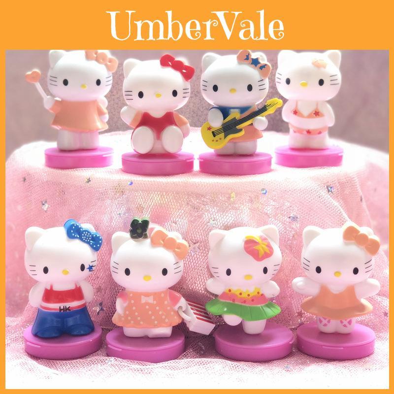 Очаровательный набор из восьми миниатюрных кукольных домиков Hello Kitty. Идеально подходит для тортов и садов