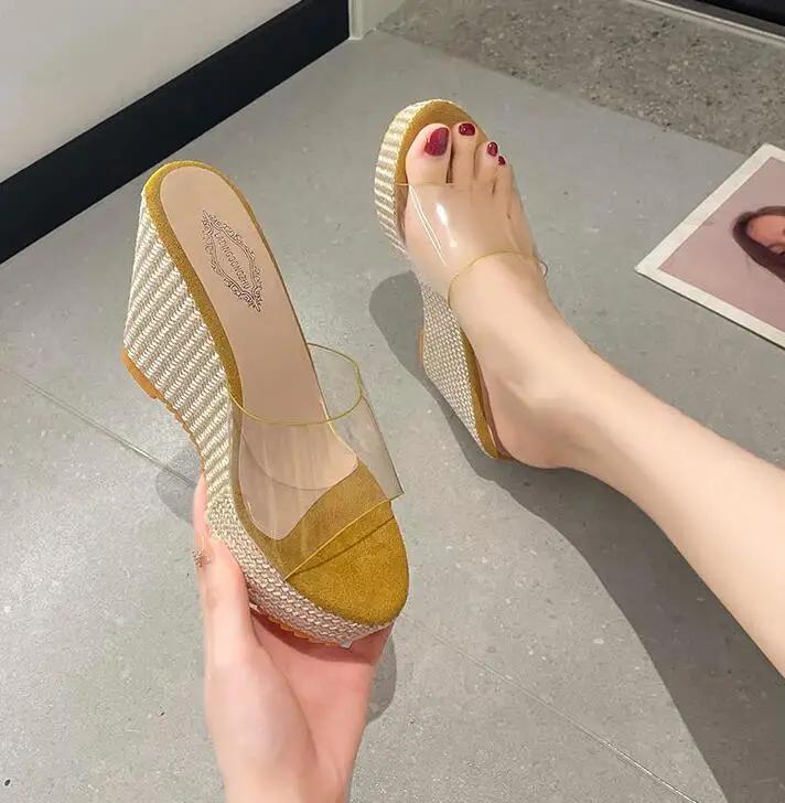 Женские туфли на высоком каблуке Прозрачные тапочки на низкой платформе на танкетке Женские шлепанцы на каблуке Блочные высокие мягкие повседневные римские сандалии из ПВХ