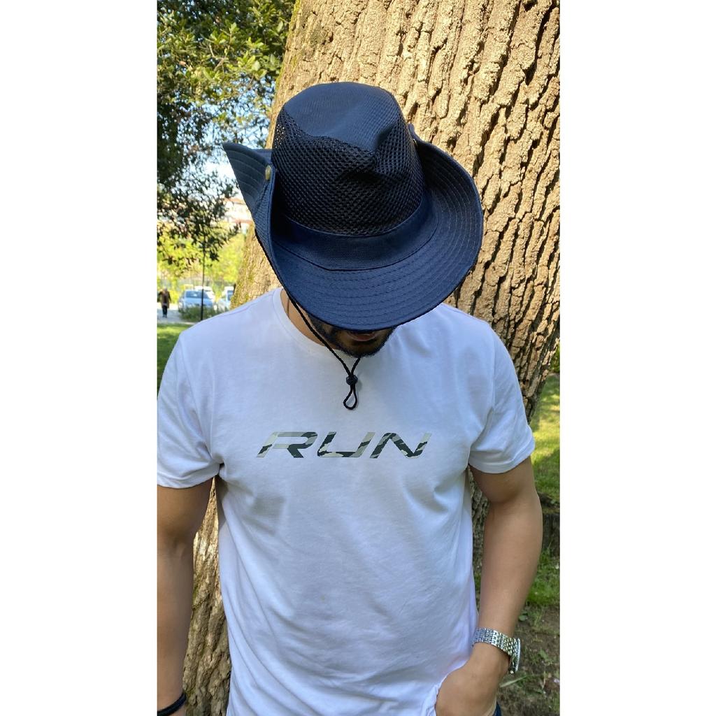 Ковбойская модель мужского пола в соломенной шляпе