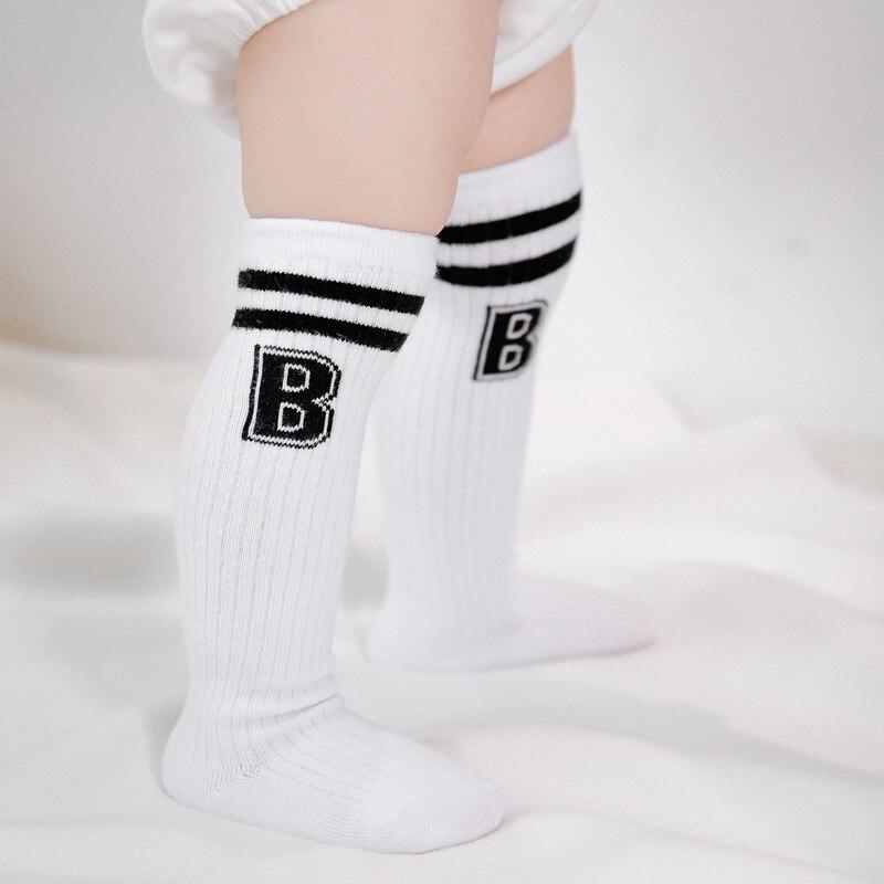 Весенне-летние гольфы для маленьких мальчиков и девочек, хлопковые дышащие чулки с буквами, длинные носки для новорожденных и малышей, От 0 до 2 лет