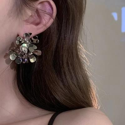 Французские ретро серьги-цветы из металла класса люкс с нишевым дизайном и элегантным кольцом для уха