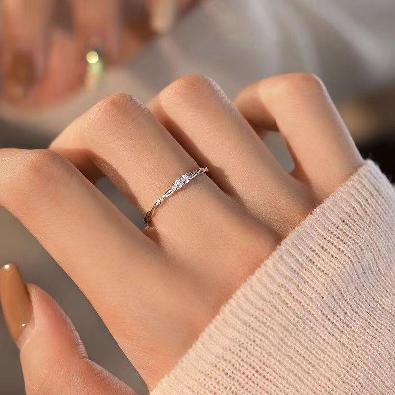 Кольцо с двойным витым бриллиантом из серебра 925 пробы для женщин - элегантный и минималистичный стиль