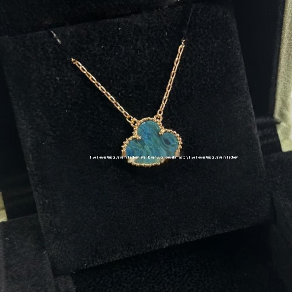 Ожерелье «Четырехлистный клевер» Van Cleef: Золотой кулон с дизайном в виде пяти цветков, с белым перламутром, красным агатом и бриллиантом для женщин.