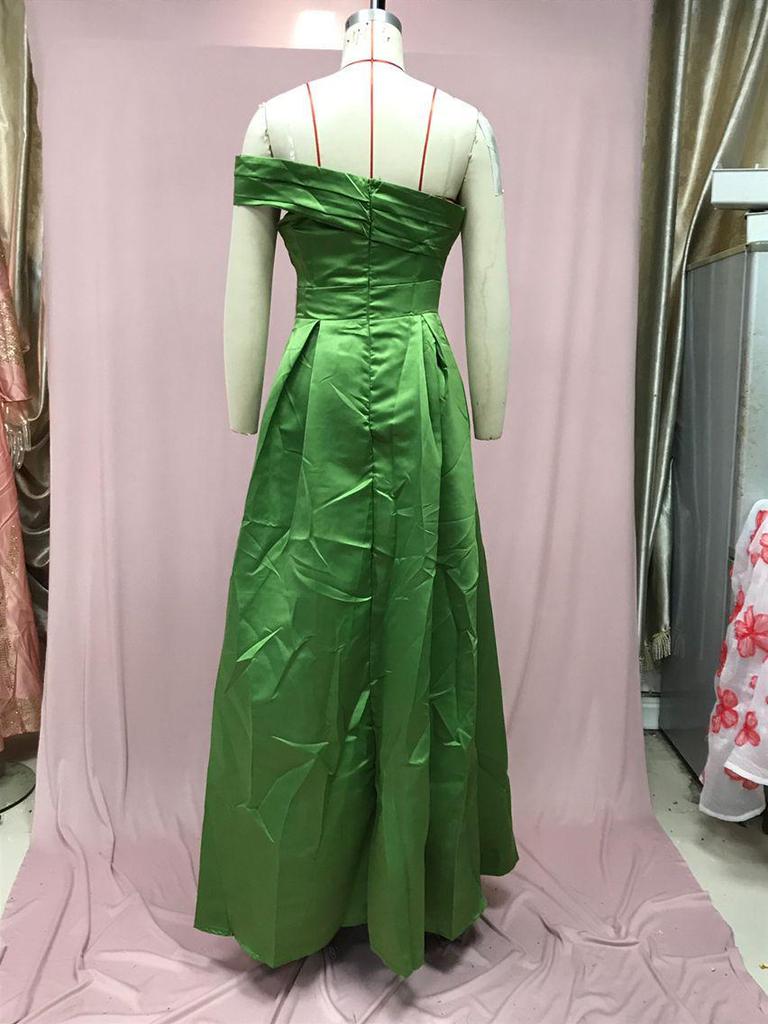 Зеленое атласное вечернее платье на одно плечо с высоким разрезом