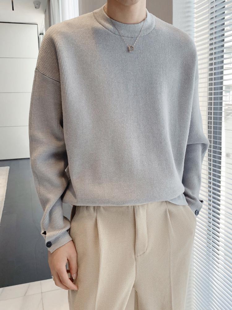 Мужской белый свитер с круглым вырезом и разрезными рукавами