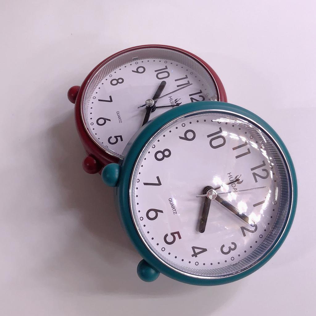 Маленькие настольные часы в скандинавском стиле, часы для гостиной, минималистичные круглые современные бесшумные, настольные/настенные, двойного назначения, для спальни, детской комнаты, прикроватные