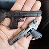 Сплав 1:Брелок для ключей Пистолет Desert Eagle 4-го масштаба Мини-игрушечный пистолет Модель оружия Металлический брелок Для взрослого Рождественский подарок