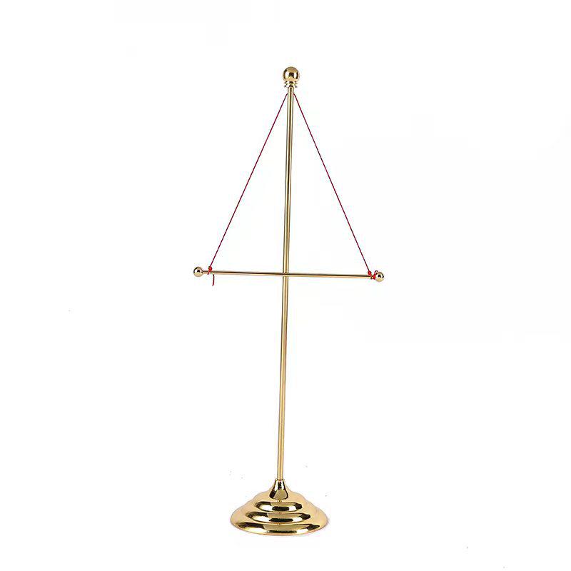 Красный односторонний рекламный флаг с металлической основой и поперечной перекладиной, оснащенной веревкой