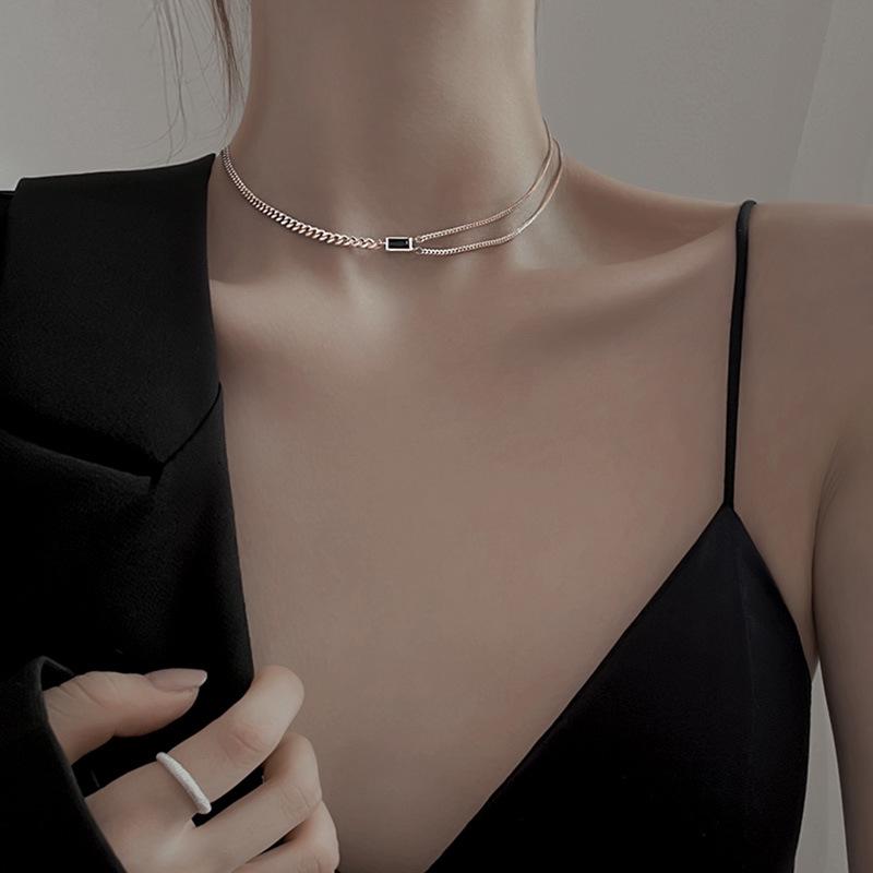 Серебряная подвеска-чокер S925 с черным квадратным камнем - Эксклюзивный дизайн, Легкая роскошь, Цепочка на ключицы для женщин, Идеальное летнее украшение.
