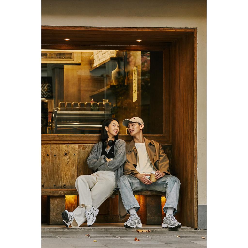 New Balance Кроссовки унисекс 725 серебристо-белый металлик ML725B