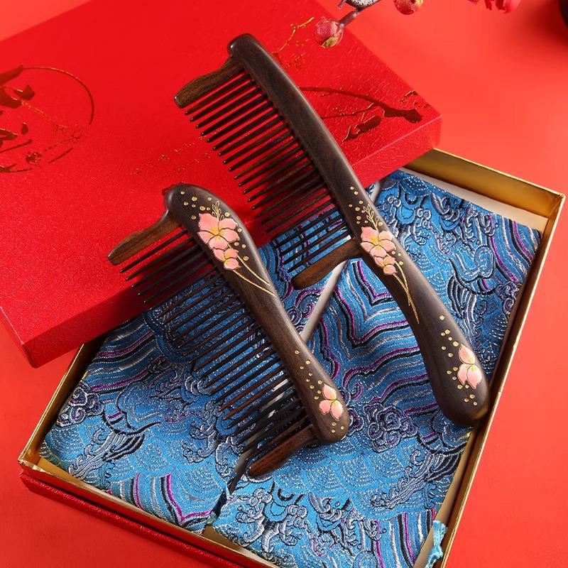 Подарочная коробка с расческой из сандалового дерева для мамы и подруги: Элегантный сувенир на день рождения