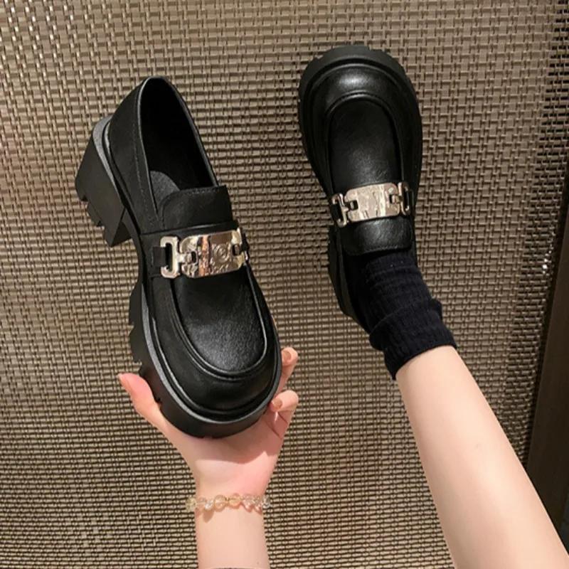 Мода 2024 года, новые женские туфли-оксфорды с металлической цепочкой, однотонные, в британском стиле, повседневная спортивная обувь с низким верхом