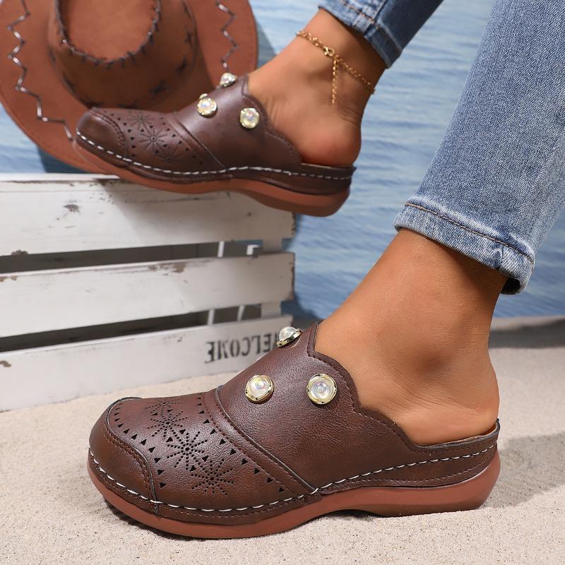 Женские удобные повседневные тапочки на толстой подошве, модные сандалии с закрытым носком и жемчужным декором, женские летние легкие полутапочки для отдыха на природе