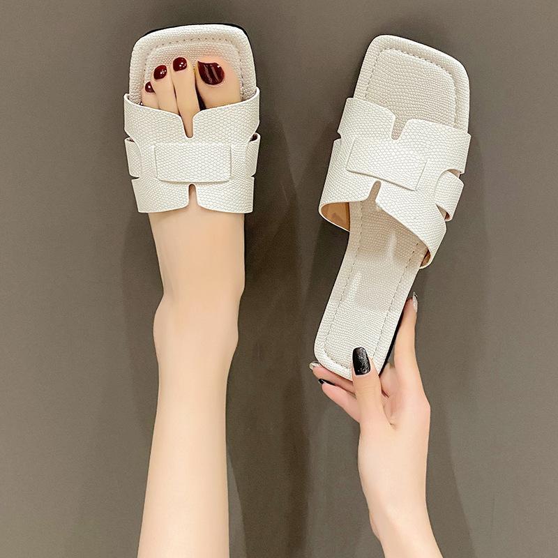 Ношение плетеной модной пляжной обуви на плоской подошве и сандалий для верхней одежды