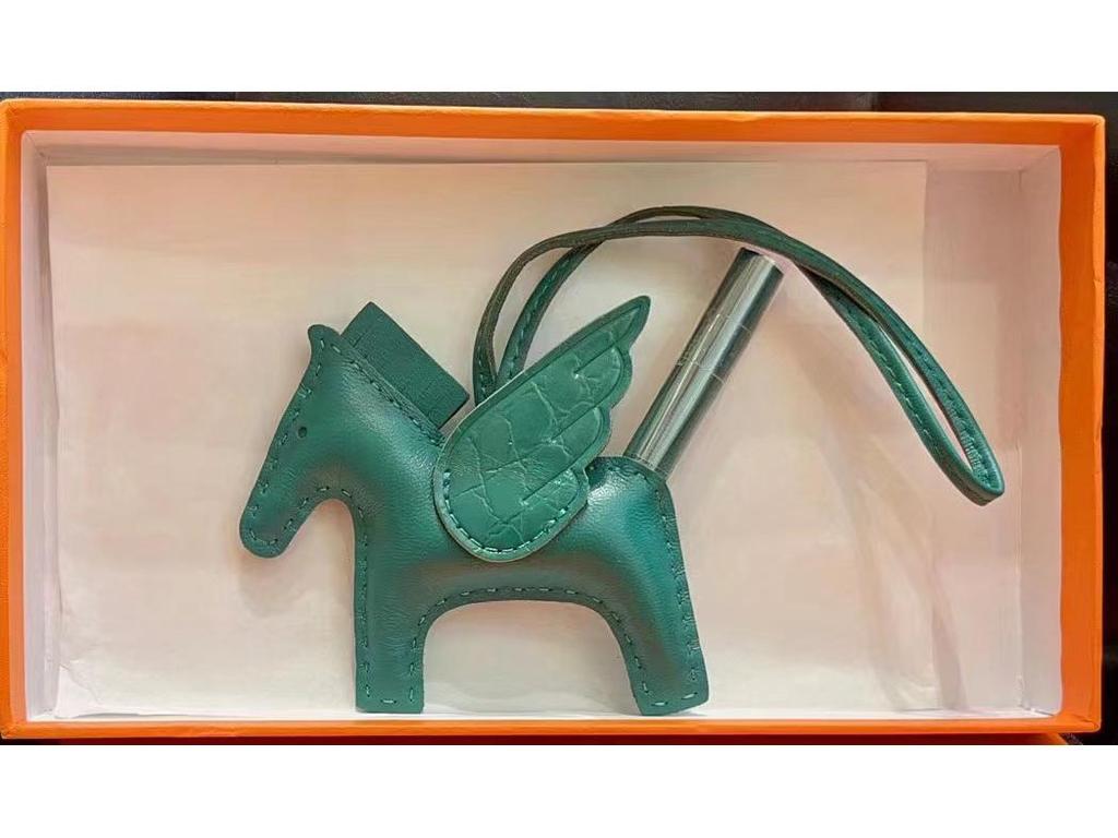 Подвеска для сумки-лошадки из натуральной кожи с отделкой из овчины и крокодила, сшитой вручную