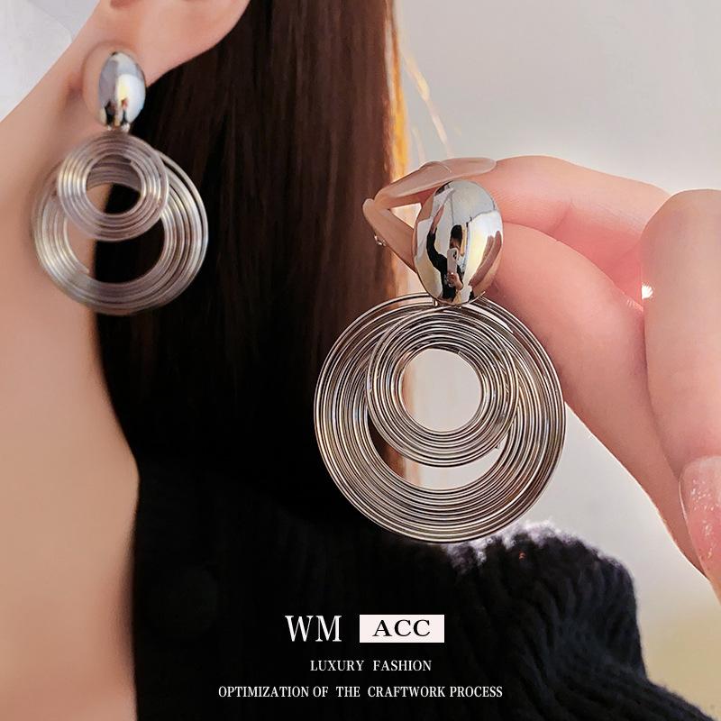 Silver Needle Coiled Circular Metal Earrings with A Cool and Personalized Style, European and American Fashionable and Niche Earrings