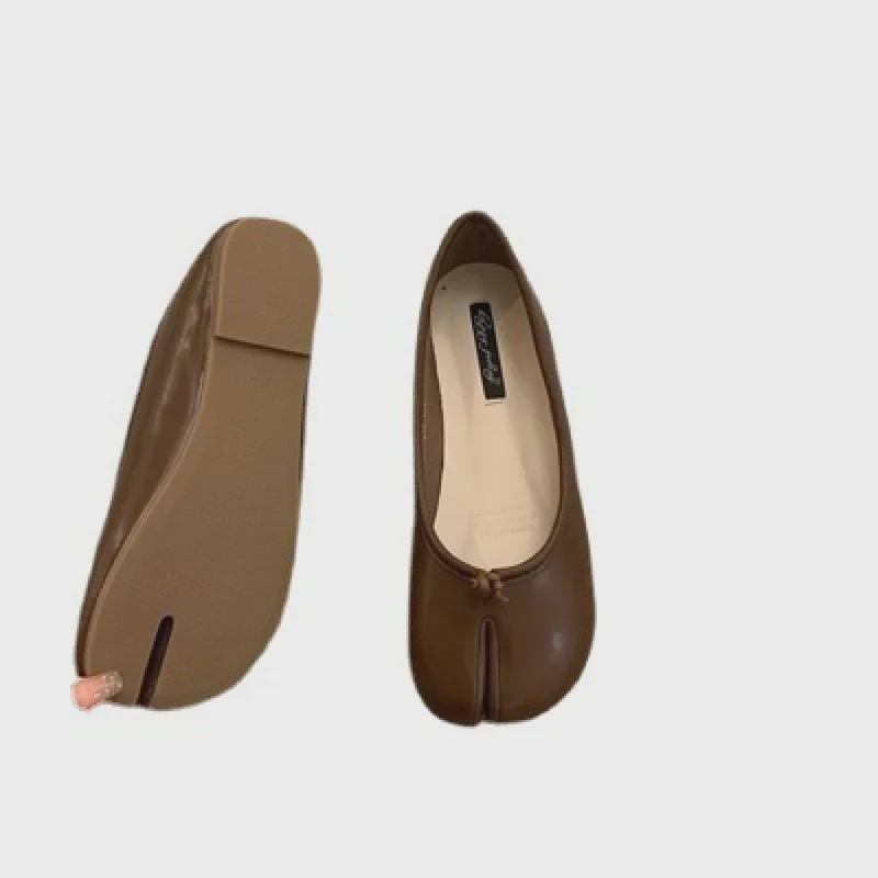 Корейские красные туфли-жабы с раздвоенным носком: Летние балетки на мягкой подошве для женщин