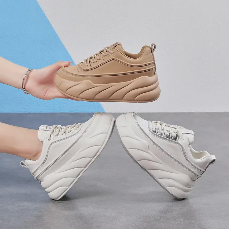 Женские белые кожаные кроссовки на толстой подошве и платформе 2024 года — универсальные, визуально увеличивающие рост, повседневный корейский стиль для осени и зимы.