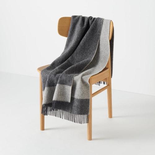 MUJI Шерстяное двустороннее одеяло угольно-серого цвета 80 x 130 см 83437589