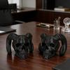 Современная готическая атмосфера Предметы 3D-печатный череп с козлиными рогами Украшение, Рогатый баран Дьявол Модные статуэтки для книжной полки Череп, Хэллоуин Темный настольный декор