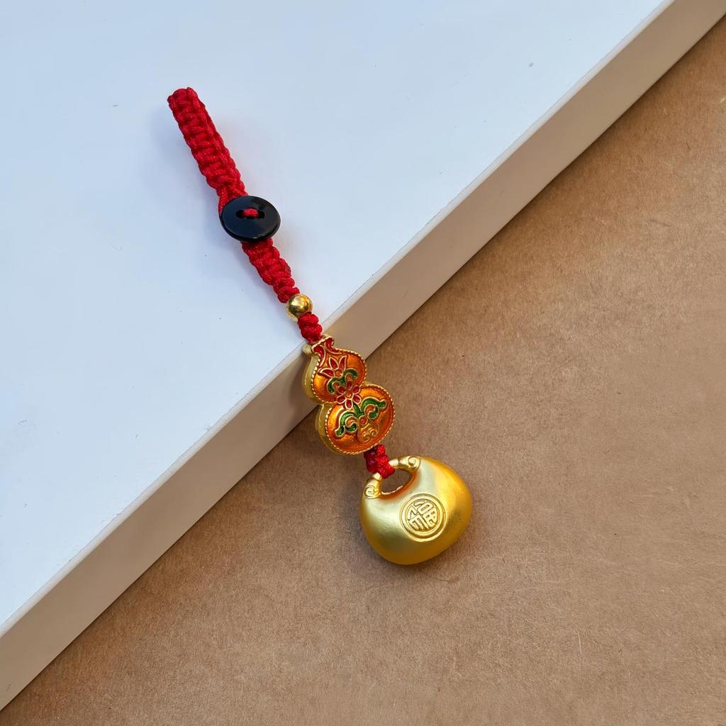 Древний золотой брелок-подвеска с красной веревкой на удачу