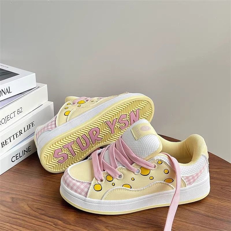 Стиль Гонконга легкие нишевые милые кроссовки Powder Tide для женщин ins2025 весна и лето новые универсальные спортивные взрывные кроссовки