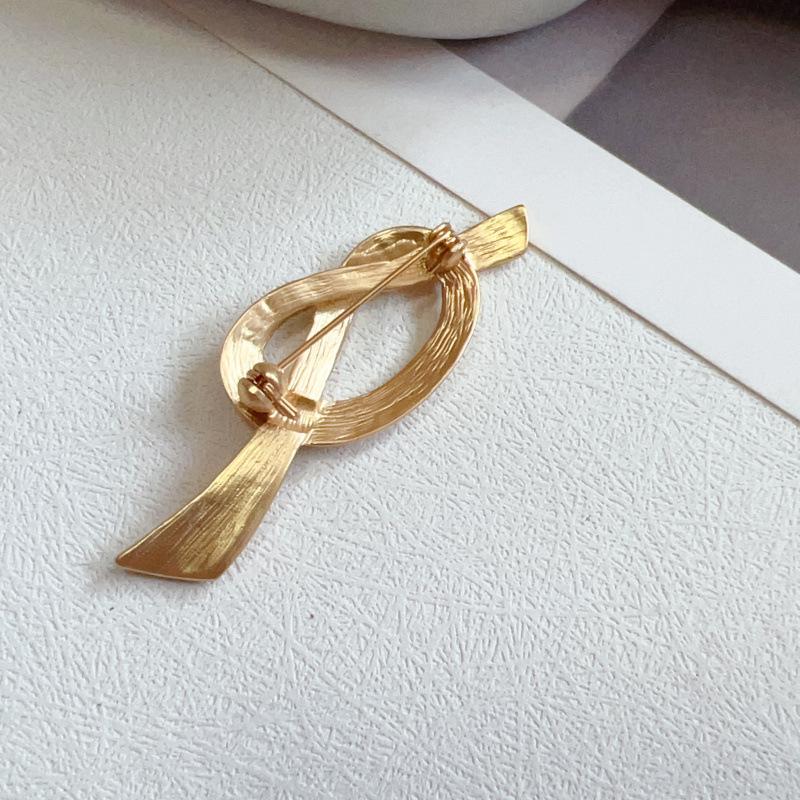 Vintage Gold Knot Brooch - Retro & Elegant Corsage Pin