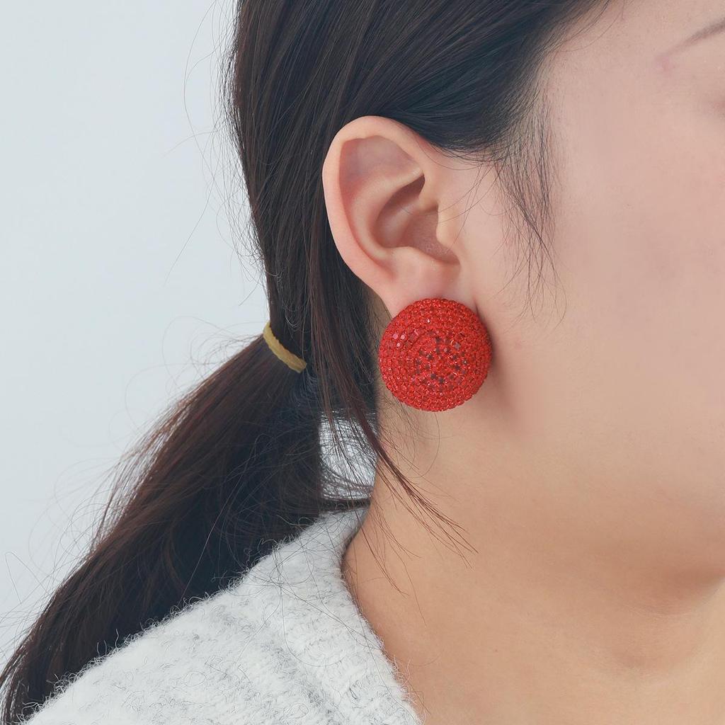 Серьги полукруглой формы со стразами осень/зима 2024 года — модные ювелирные изделия