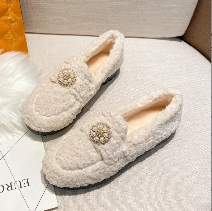 Модные зимние белые шерстяные туфли женские роскошные туфли на плоской подошве с пряжкой женские плюшевые мокасины из овечьего меха утолщенные пушистые мокасины женские хлопковые туфли