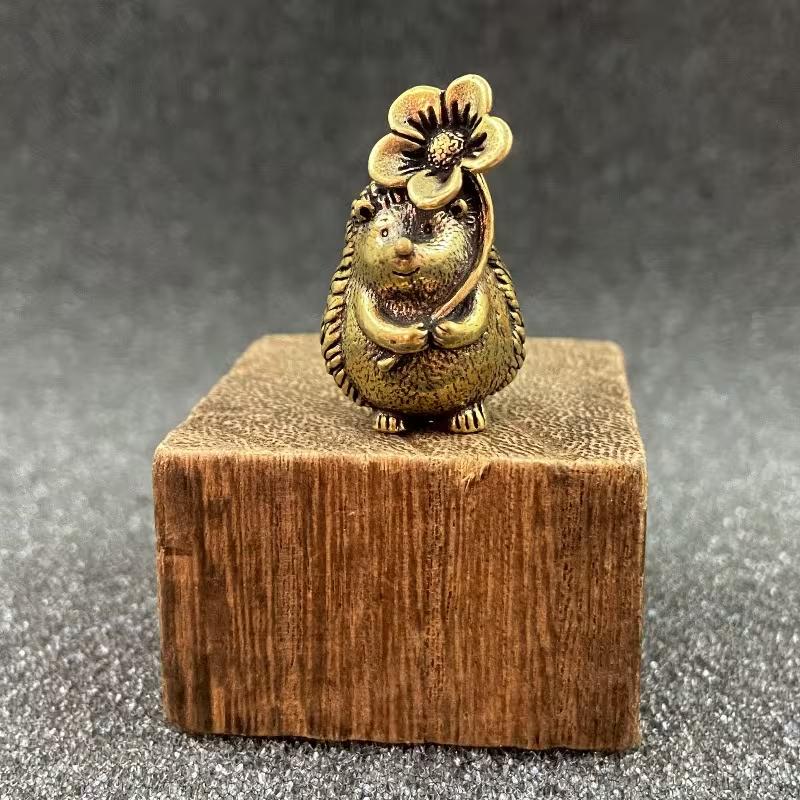 2pcs Brass Hedgehog Figurines with Leaf And Flower/Collectible Statue/Cute Home Desktop Office Bookshelf Decoration/Ideal