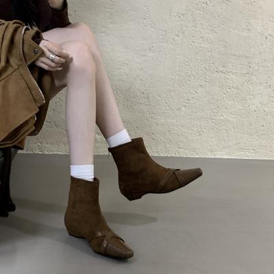 Корейская версия модных замшевых ботинок с квадратным носком для женщин 2025 осень-зима новая темпераментная тонкая обувь с задней молнией короткие ботинки для w