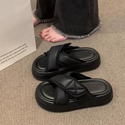 Черные тапочки женские носят сандалии на платформе летом, новые модели в новом году, плоская подошва, шлепанцы на танкетке, ленивые сандалии женские