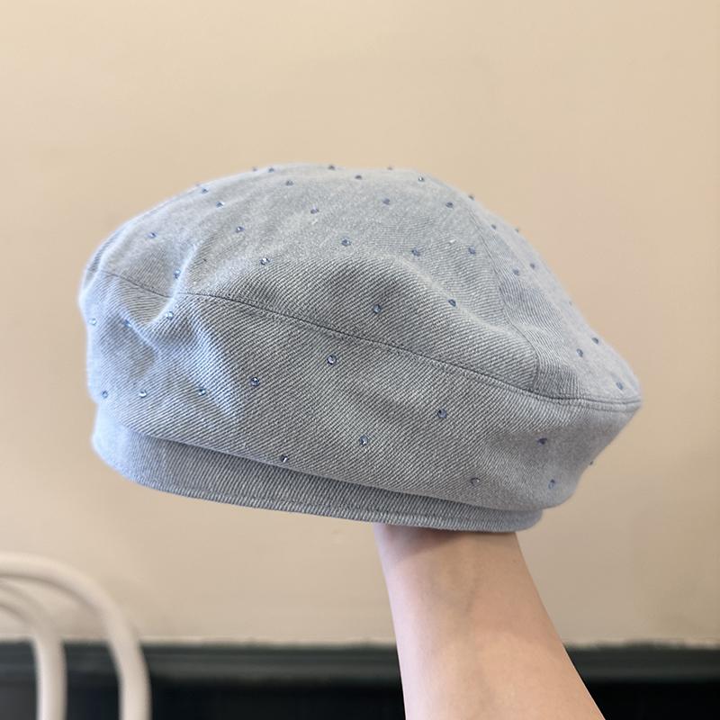 Широкие ограненные бриллианты открывают лицо, маленький джинсовый берет, женская мода для улицы, тонкая шляпа художника, шляпа газетчика с плоским верхом Tide