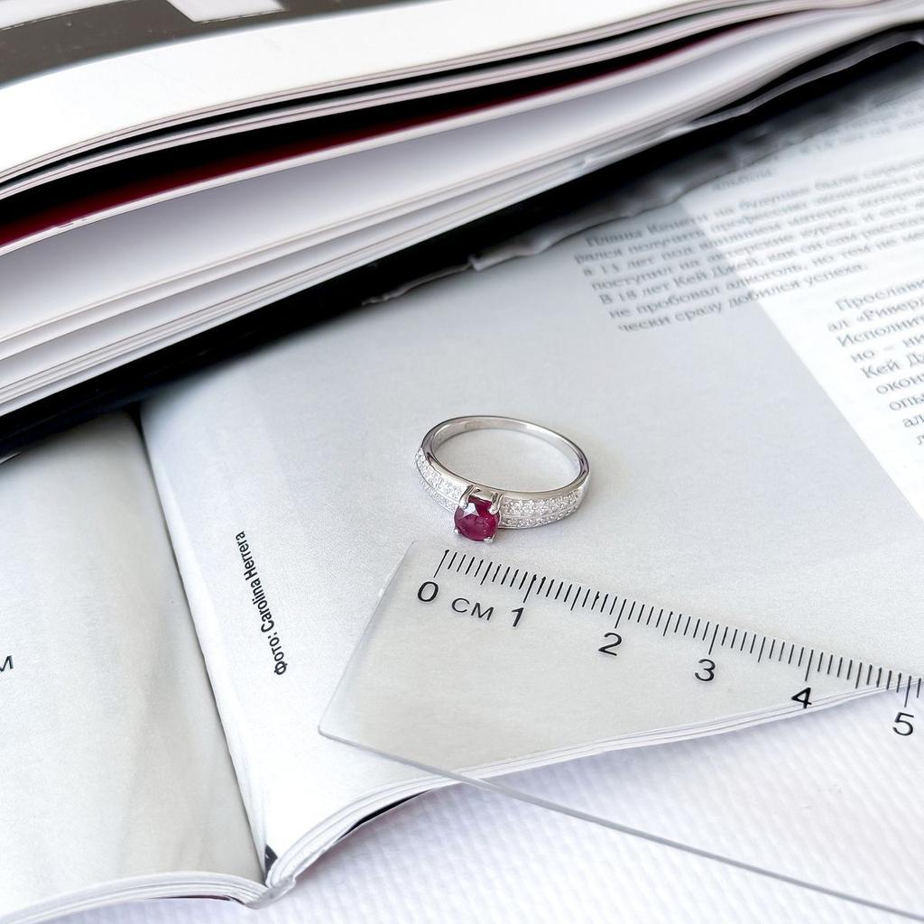 Серебряное кольцо с натуральным рубином 0.932ct, фианитами, вес изделия 2,64 гр (2165101)