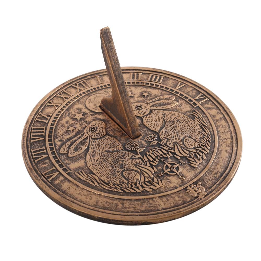 Lisa Parker Зайцы, смотрящие на луну, терракотовые солнечные часы