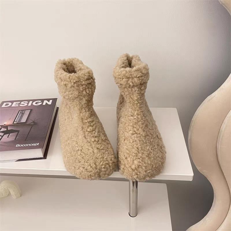 Модные бархатные утепленные зимние ботинки женские новые теплые, нескользящие и удобные короткие пушистые ботинки на плоской подошве