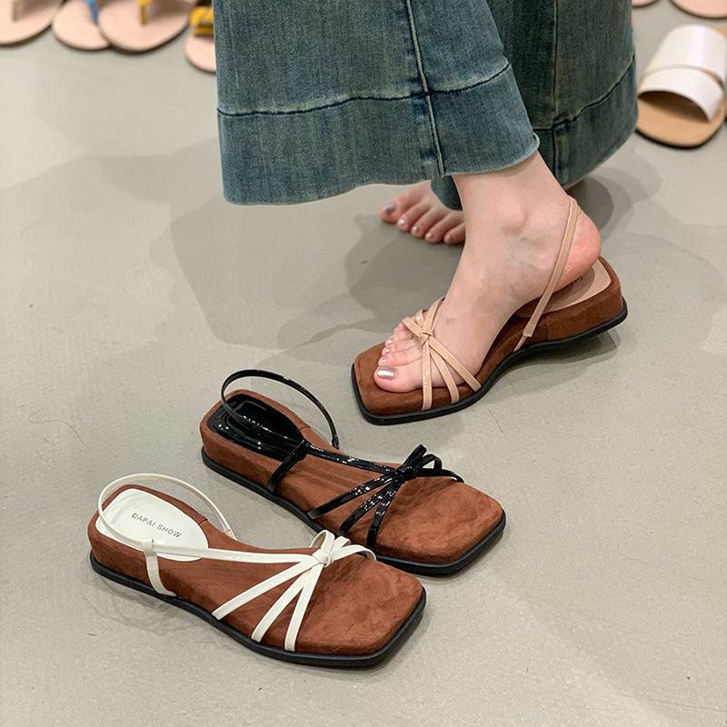 Новый французский каблук со юбкой женский телесный пудровый верхняя одежда 2025 лето прохладный каблук ретро нишевый темперамент тонкий ремешок римские сандалии