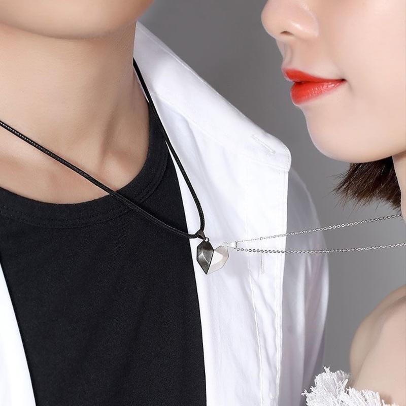 2pcs Fashion Minimalist Lovers Matching Pendant Necklace Love Heart Pendant Necklace Gifts for Boyfriend Girlfriend