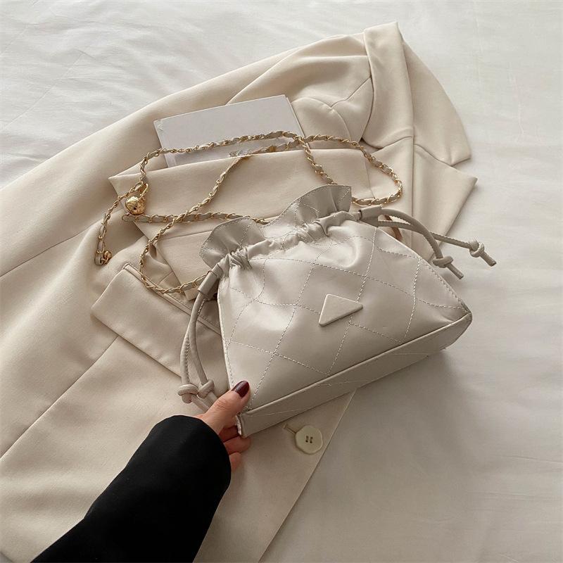 Сумка-цепочка с бриллиантами Корейская сумка-ведро маленького размера высокой ценности Весна-лето Новая нишевая сумка через плечо для женщин